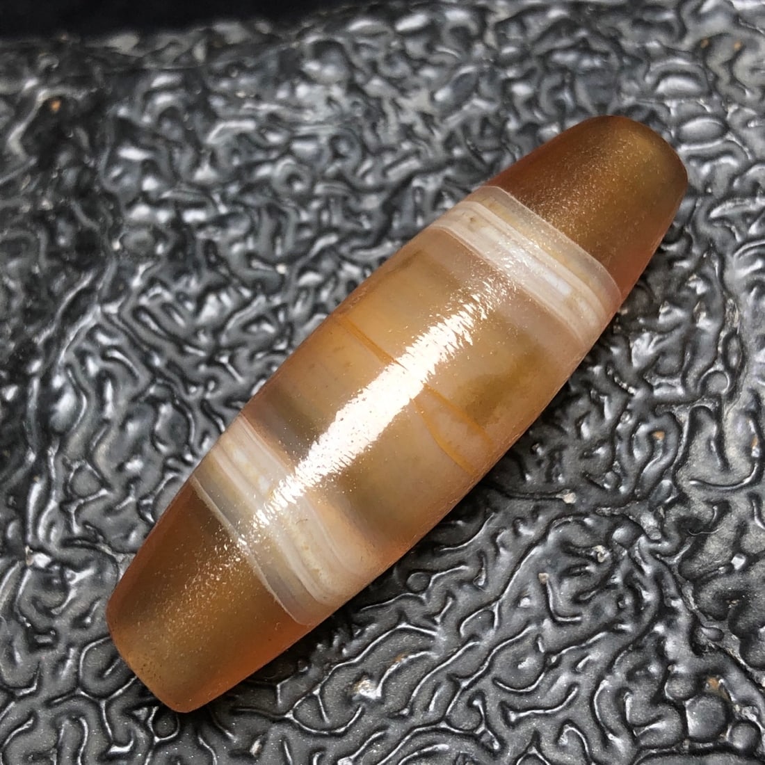 An Exquisite Chinese Natural Agate DZI Beads: Size: Width 4.6 cm - Height 1.3 cm Materials: Agate Dynasty: Qing dynasty Attribution: Qianlong Period Object: DZI beads