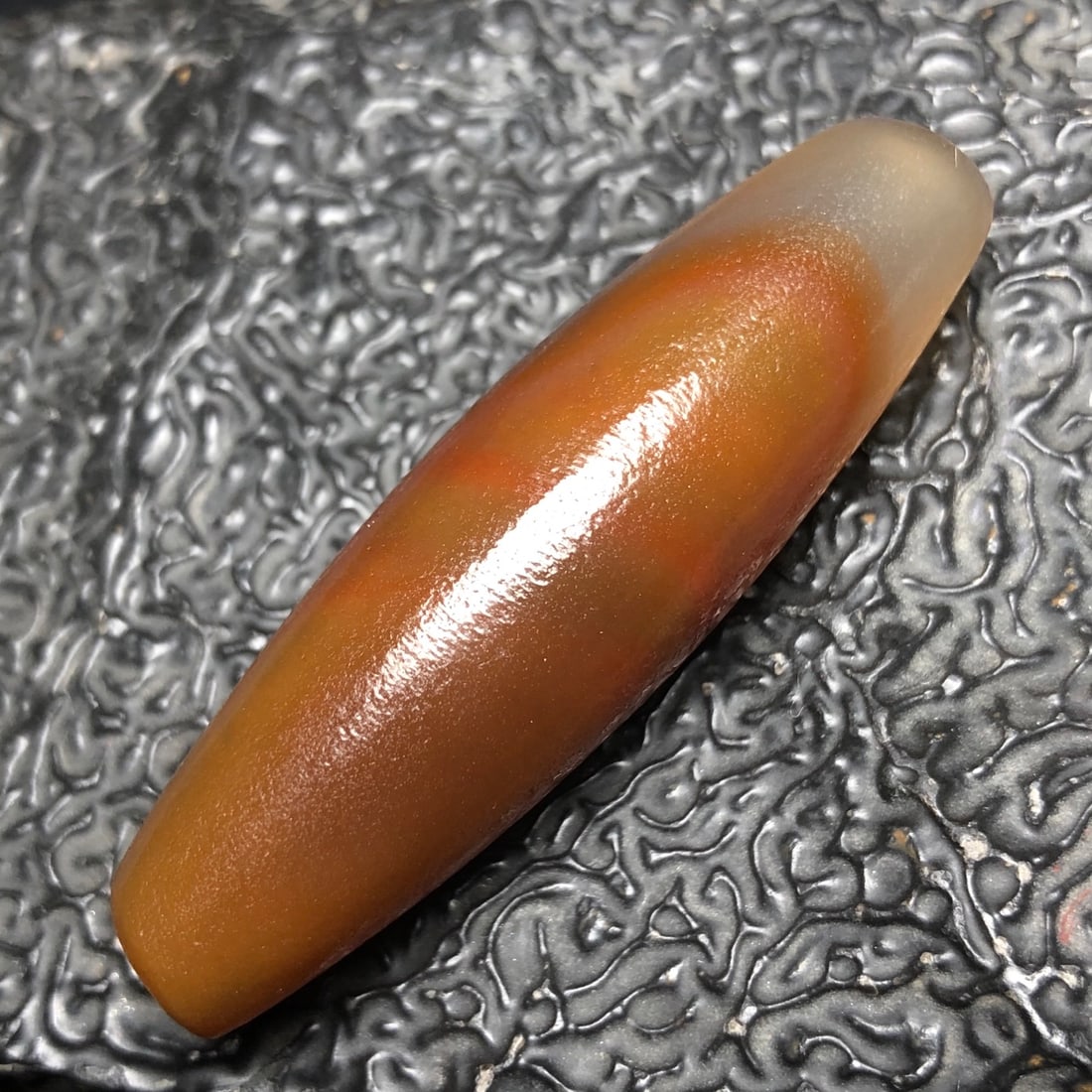 An Exquisite Chinese Natural Agate DZI Beads: Size: Width 5.2 cm - Height 1.5 cm Materials: Agate Dynasty: Qing dynasty Attribution: Qianlong Period Object: DZI beads