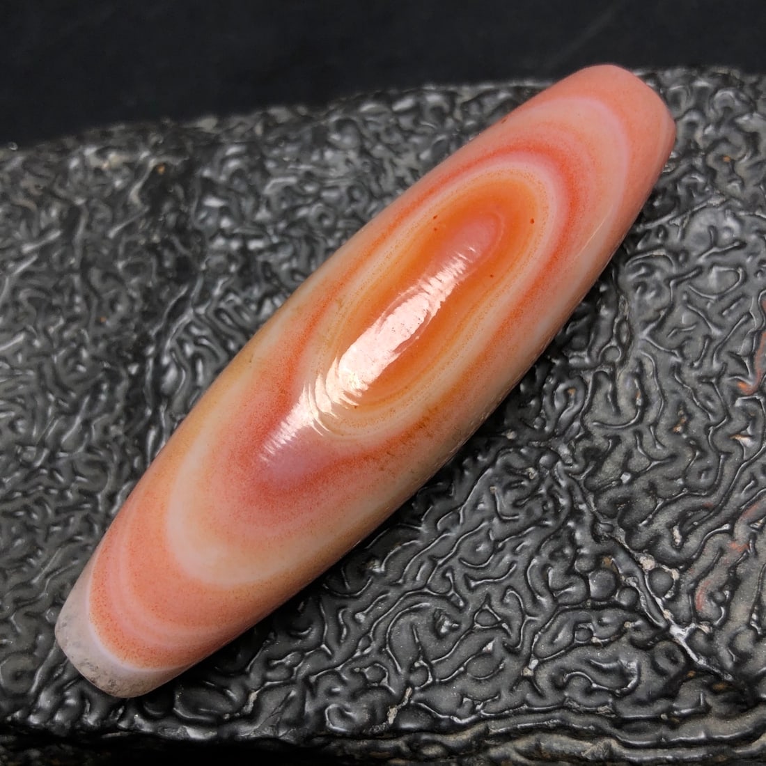 An Exquisite Chinese Natural Agate DZI Beads: Size: Width 6.7 cm - Height 2 cm Materials: Agate Dynasty: Qing dynasty Attribution: Qianlong Period Object: DZI beads