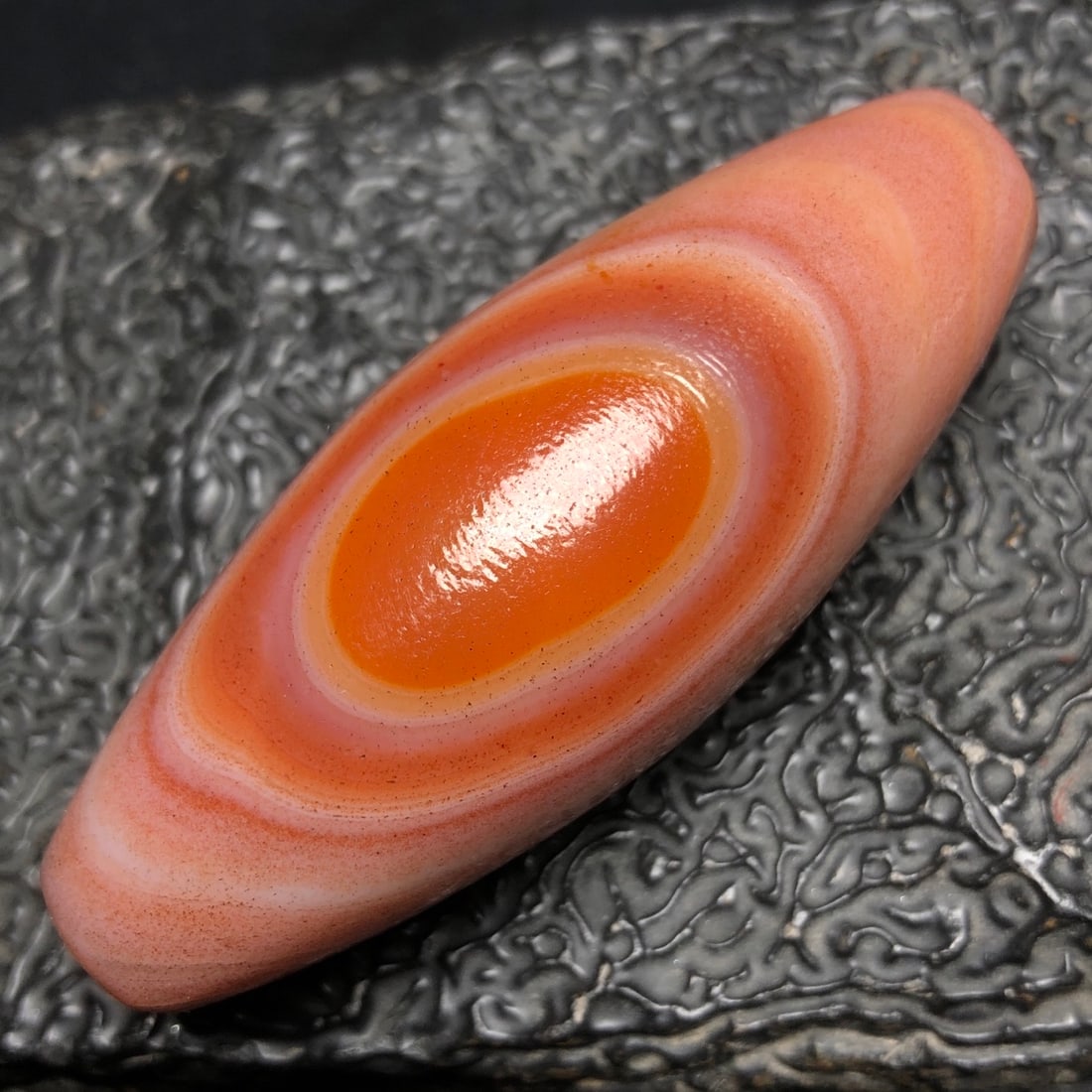An Exquisite Chinese Natural Agate DZI Beads: Size: Width 6.2 cm - Height 2.5 cm Materials: Agate Dynasty: Qing dynasty Attribution: Qianlong Period Object: DZI beads