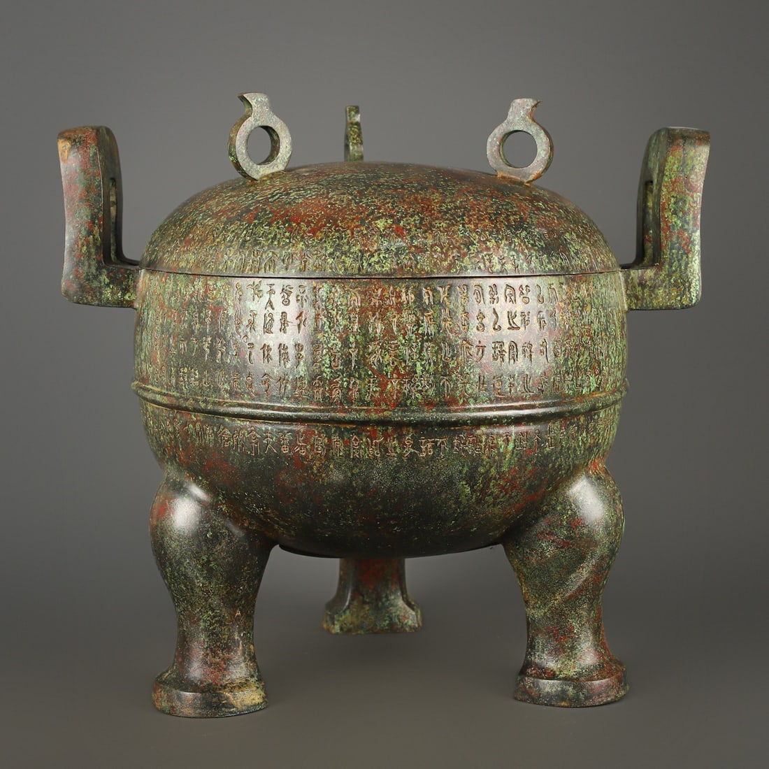 An Exquisite Chinese Bronze inscribed round lid tripod (1 of 10)