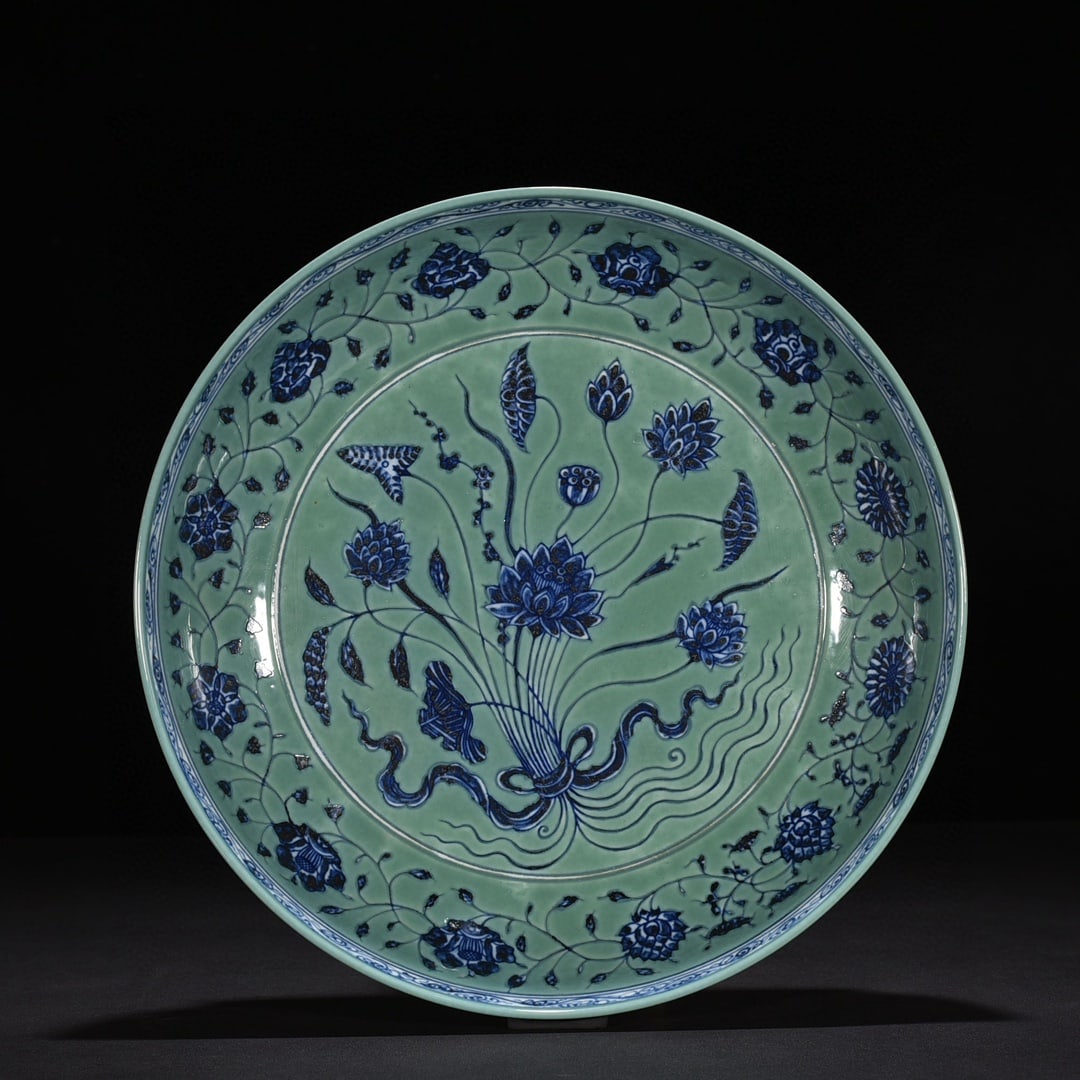 An Exquisite Chinese coral green lotus pattern dish: Size: Height 7 cm - Widthh 34 cm Materials: Porcelain Dynasty: Ming Dynasty Attribution: Xuande Mark Object: dish