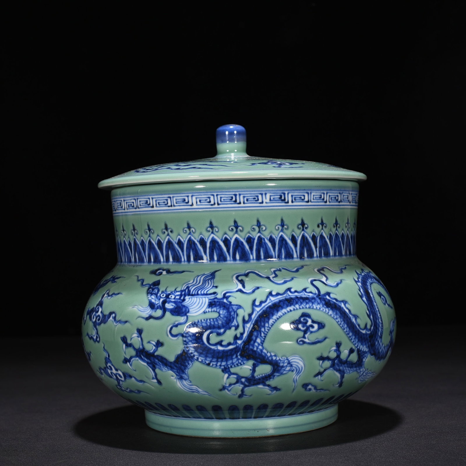 An Exquisite Chinese coral green blue and white lid jar: Size: Height 20 cm - Widthh 18 cm Materials: Porcelain Dynasty: Ming Dynasty Attribution: Xuande Mark Object: jar
