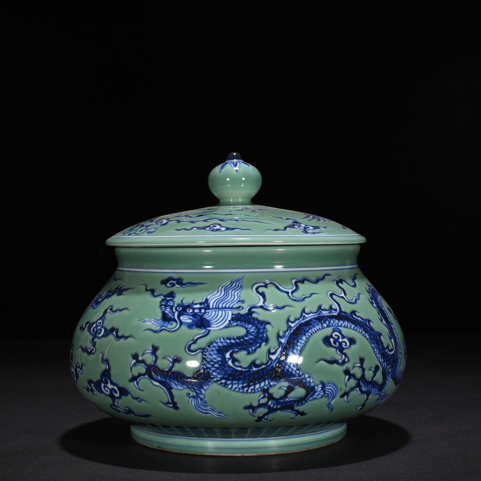 An Exquisite Chinese coral green blue and white lid jar (1 of 9)