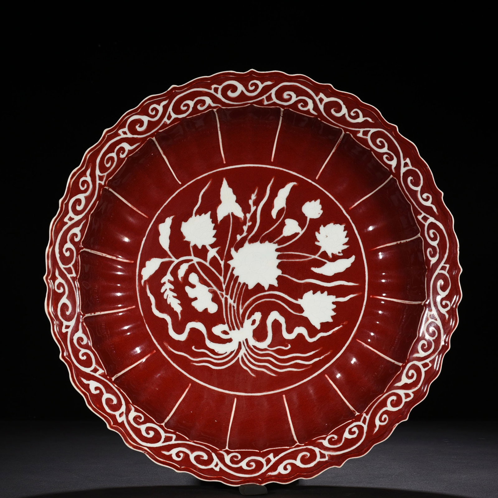 An Exquisite Chinese red glaze rhombus edge folding plate: Size: Height 7 cm - Widthh 43 cm Materials: Porcelain Dynasty: Ming Dynasty Attribution: Xuande Mark Object: plate