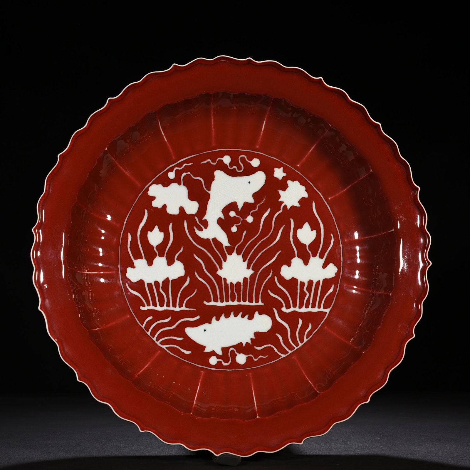 An Exquisite Chinese red glaze rhombus edge folding plate: Size: Height 17 cm - Widthh 26 cm Materials: Porcelain Dynasty: Ming Dynasty Attribution: Xuande Mark Object: box