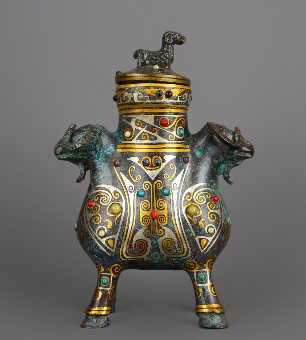 An Exquisite Chinese Bronze and gold inlaid double sheep statue: Size: Height 24 cm - Width 17 cm Materials: Bronze Dynasty: Han dynasty Attribution: 1st to 3rd-C Object: Bell