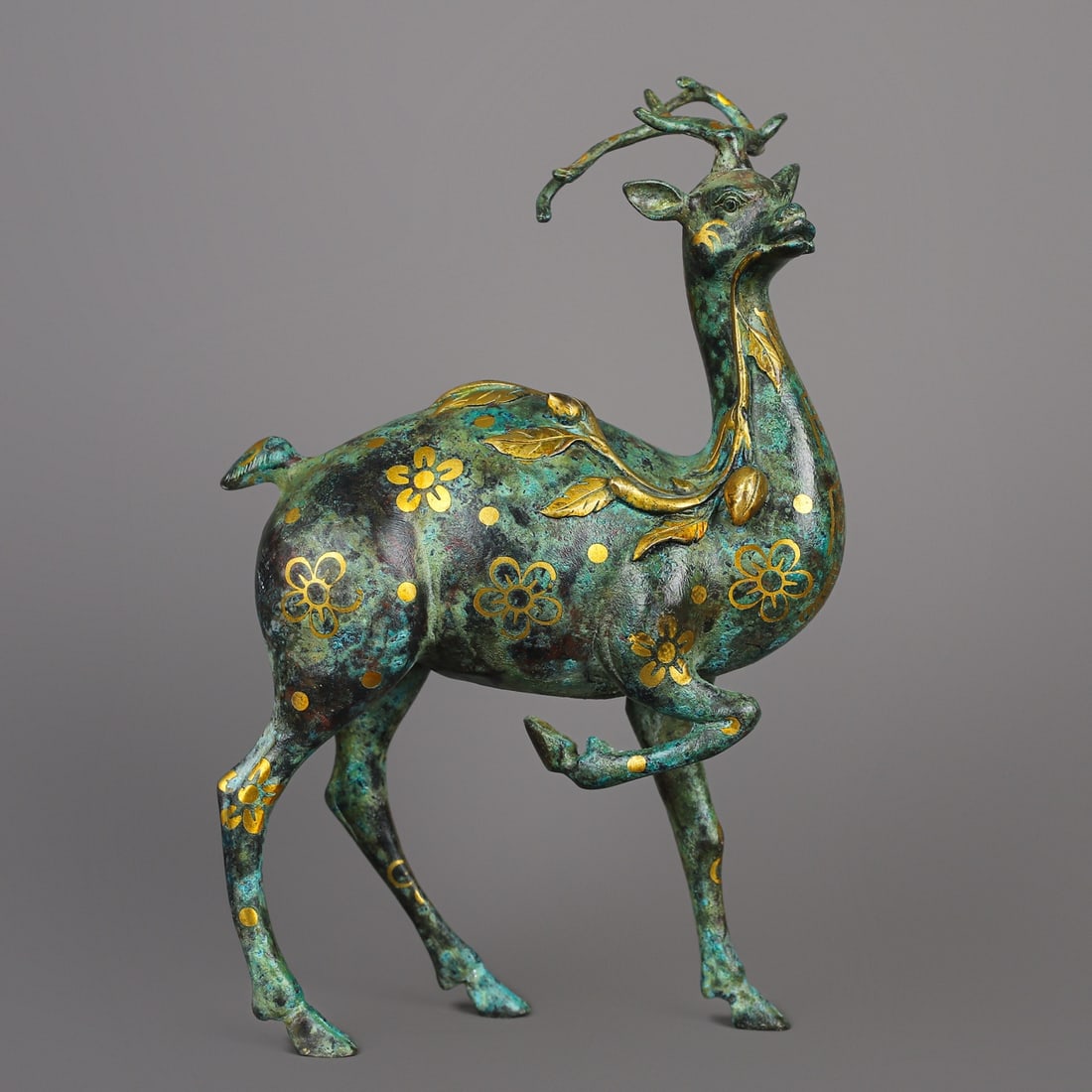 An Exquisite Chinese Bronze and gold deer statue: Size: Height 24 cm - Width 15.5 cm Materials: Bronze Dynasty: Han dynasty Attribution: 1st to 3rd-C Object: Bell