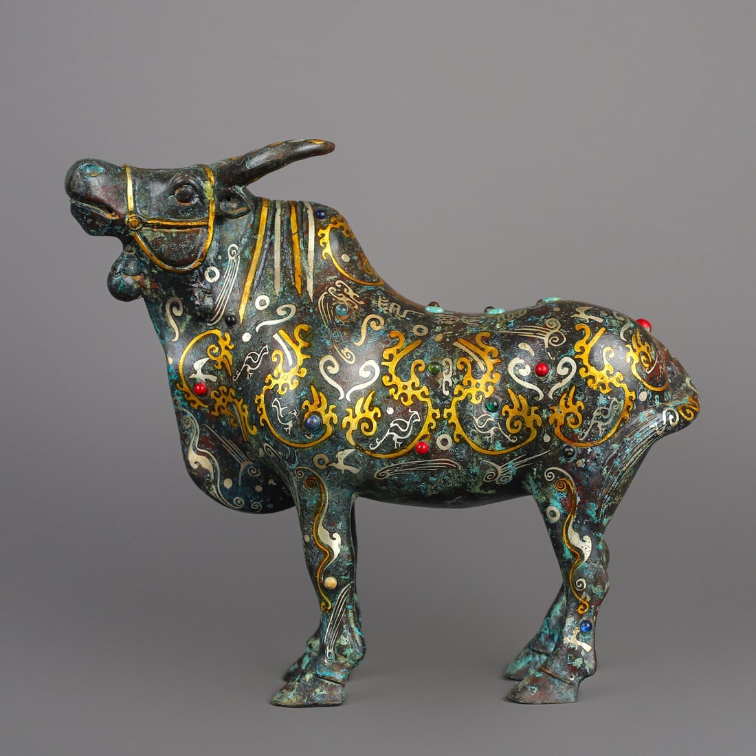 An Exquisite Chinese Bronze and gold inlaid bull statue: Size: Height 23.5 cm - Width 27 cm Materials: Bronze Dynasty: Han dynasty Attribution: 1st to 3rd-C Object: Bell