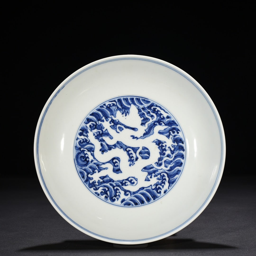 An Exquisite Chinese red glaze blue and white dish: Size: Height 4.5 cm - Widthh 23 cm Materials: Porcelain Dynasty: Ming Dynasty Attribution: Xuande Mark Object: dish