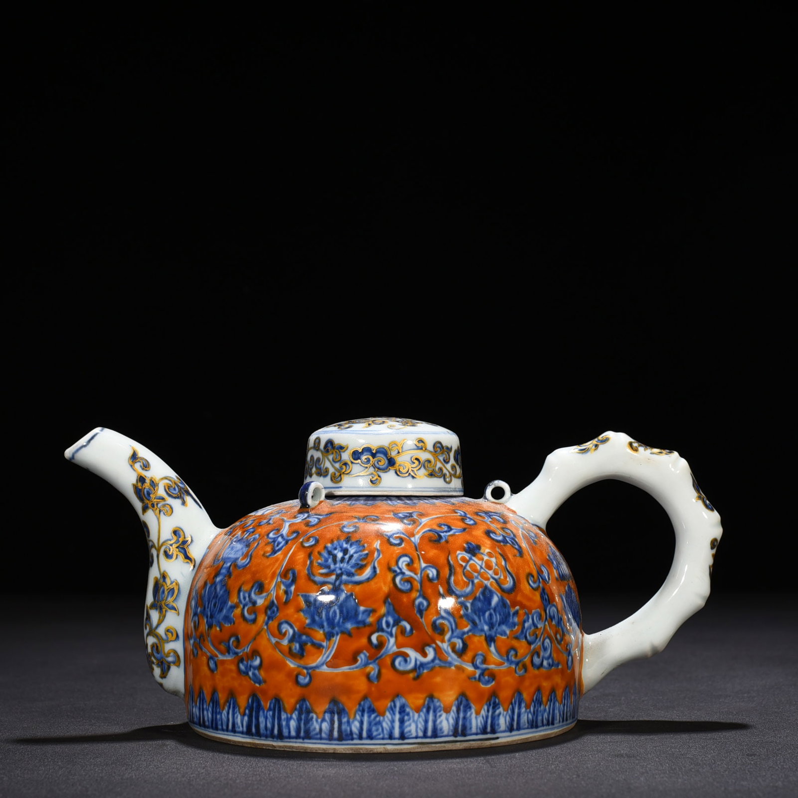 An Exquisite Chinese red ground blue and white lotus pot: Size: Height 11 cm - Widthh 24 cm Materials: Porcelain Dynasty: Ming Dynasty Attribution: Xuande Mark Object: pot