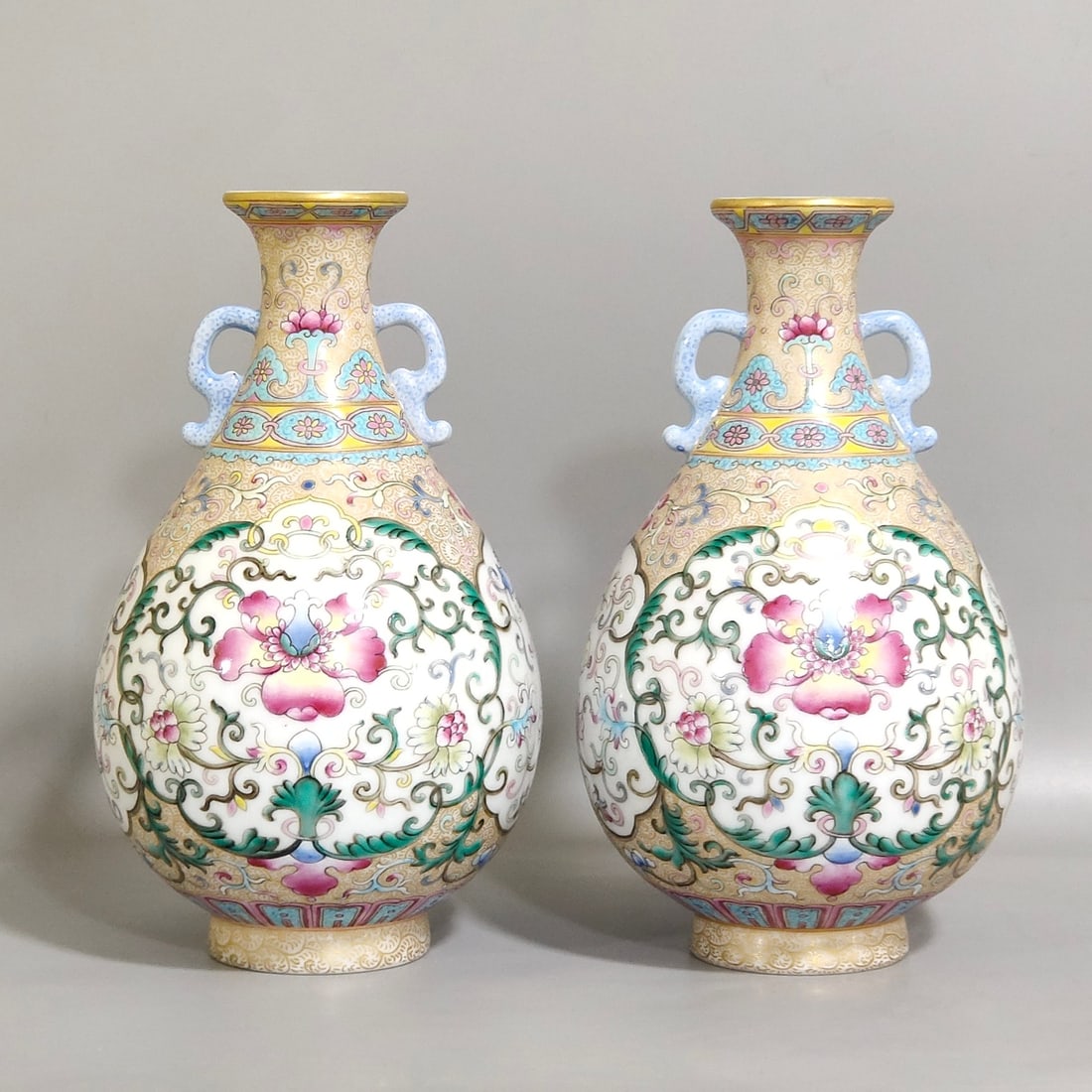 An Exquisite Chinese gold-painted amphora: Size: Height 17.5 cm - Width 9.5 cm Materials: Porcelain Dynasty: Qing dynasty Inscription: Qianlong Mark Object: amphora