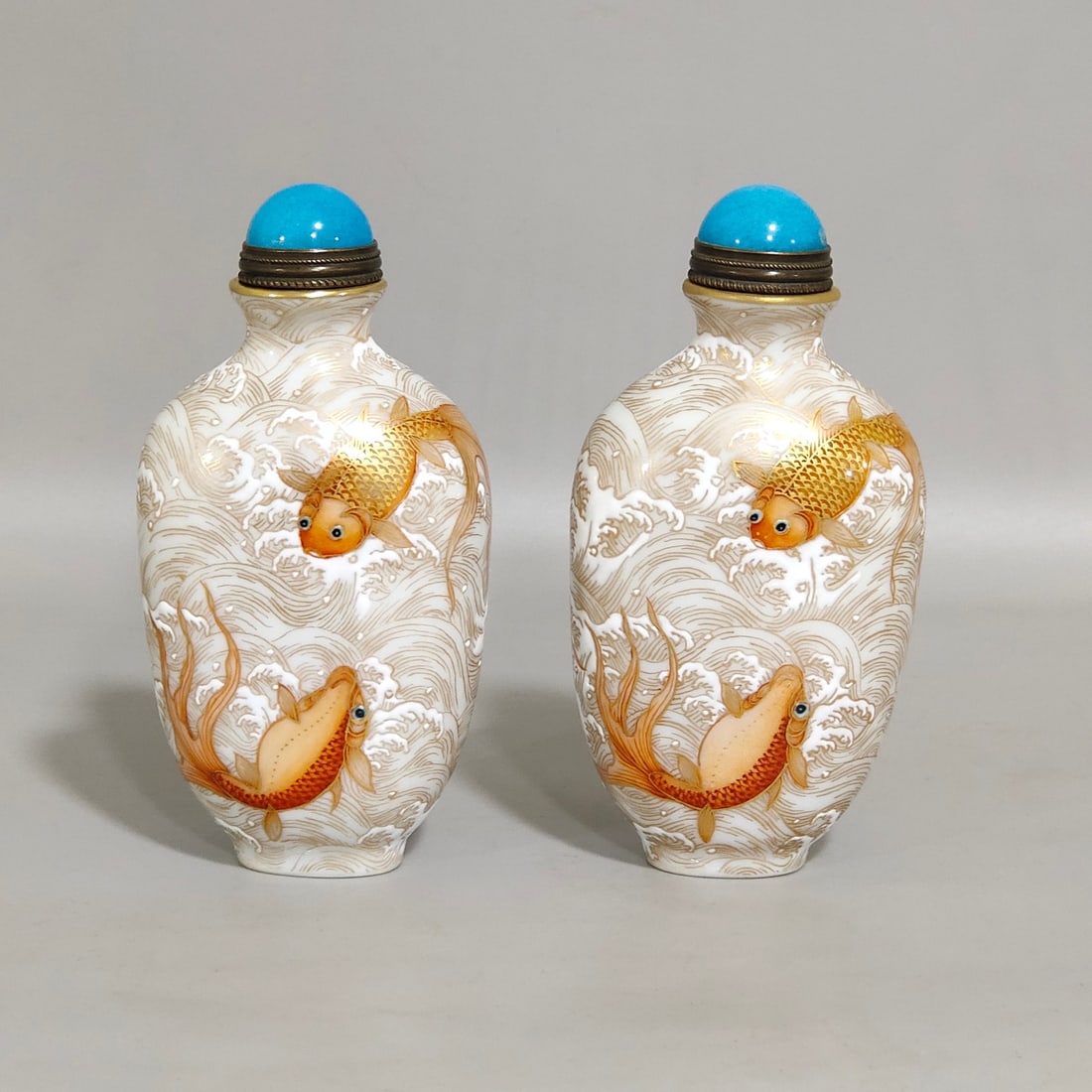 An Exquisite Chinese goldfish snuff bottle with gold sea pattern (1 of 9)