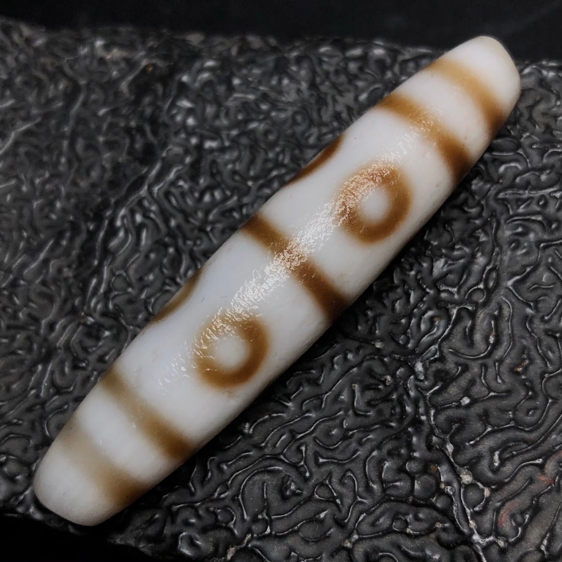 An Exquisite Chinese Natural Agate DZI Beads: Size: Width 6.7 cm - Height 1.5 cm Materials: Agate Dynasty: Qing dynasty Attribution: Qianlong Period Object: Dzi Beads