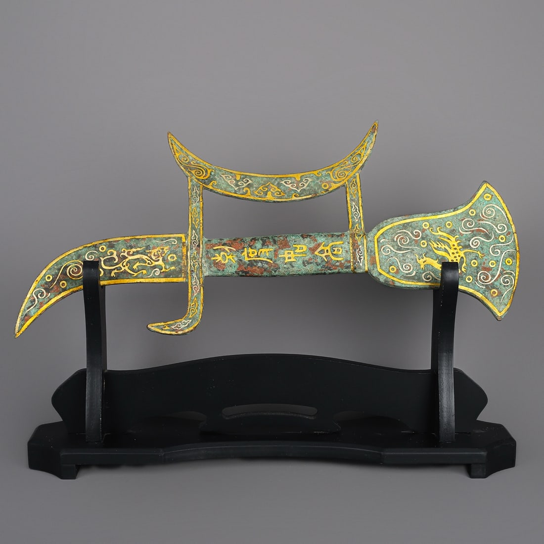 An Exquisite Chinese Bronze and gold weapons: Size: Height 40 cm - Width 17 cm Materials: Bronze Dynasty: Han dynasty Attribution: 1st to 3rd-C Object: Bell