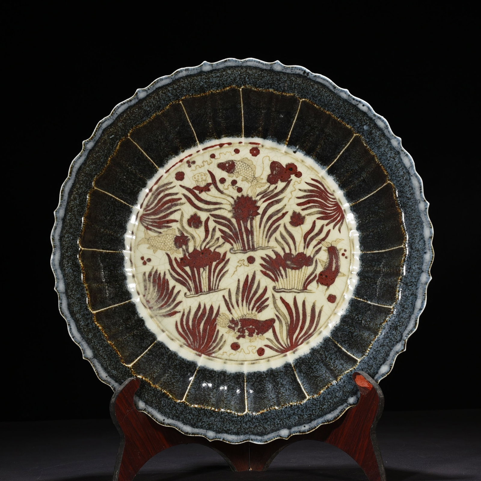 An Exquisite Chinese underglaze red edge folding plate: Size: Height 8 cm - Widthh 42 cm Materials: Porcelain Dynasty: Ming Dynasty Attribution: Xuande Mark Object: plate