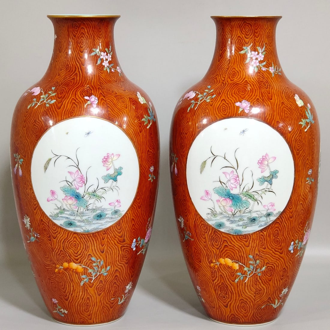 An Exquisite Chinese wood grain glazed window flower vase: Size: Height 13.5 cm - Width 17.3 cm Materials: Porcelain Dynasty: Qing dynasty Inscription: Qianlong Mark Object: vase