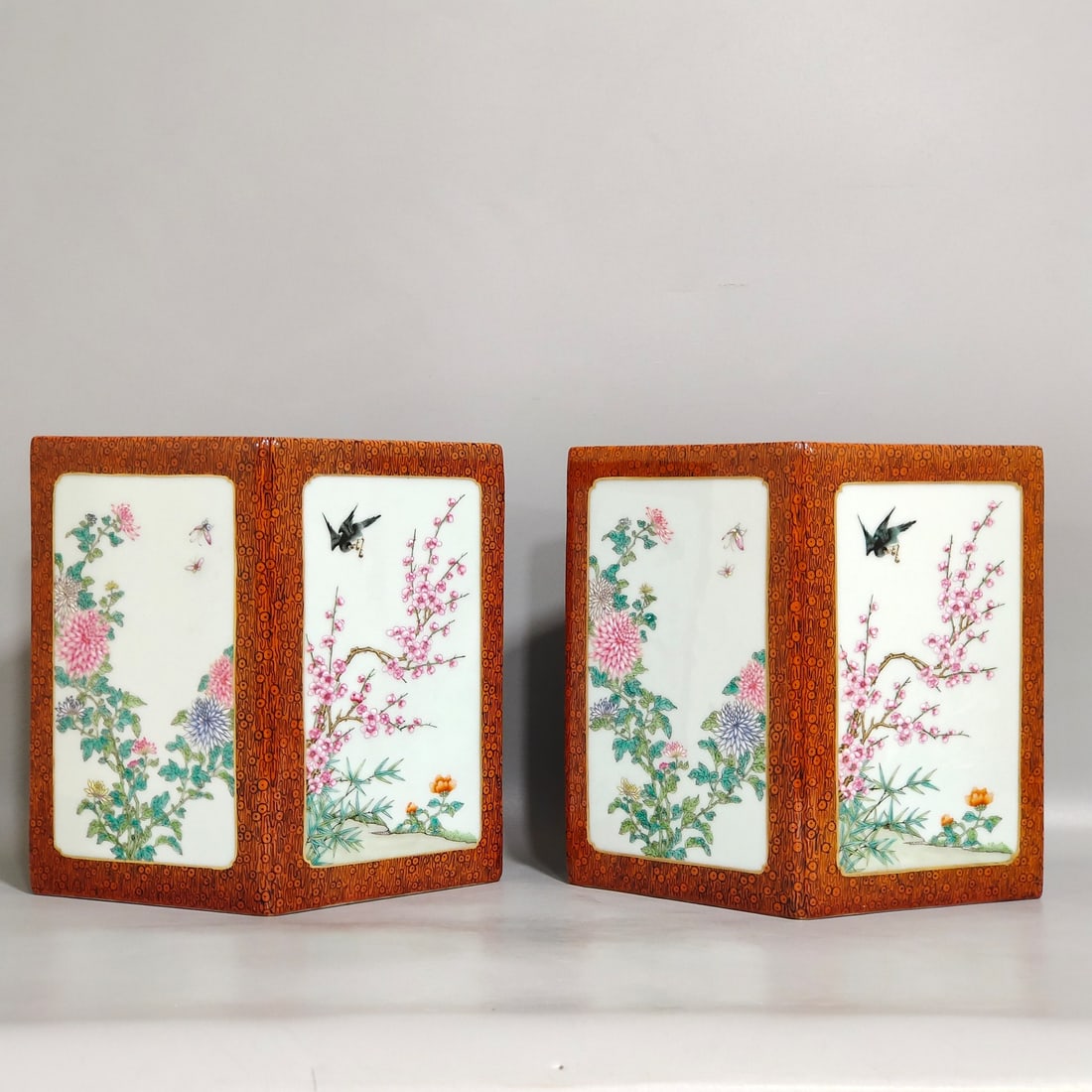 An Exquisite Chinese wood grain glazed prismatic flowerAnd bird pen holder: Size: Width 18 cm - Height 17 cm Materials: Porcelain Dynasty: Qing dynasty Inscription: Qianlong Mark Object: pen holder