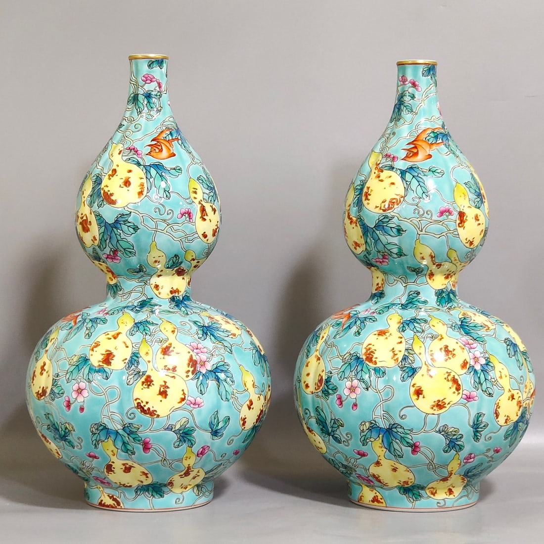An Exquisite Chinese turquoise green gourd vase: Size: Height 25.5 cm - Width 13.3 cm Materials: Porcelain Dynasty: Qing dynasty Inscription: Qianlong Mark Object: vase