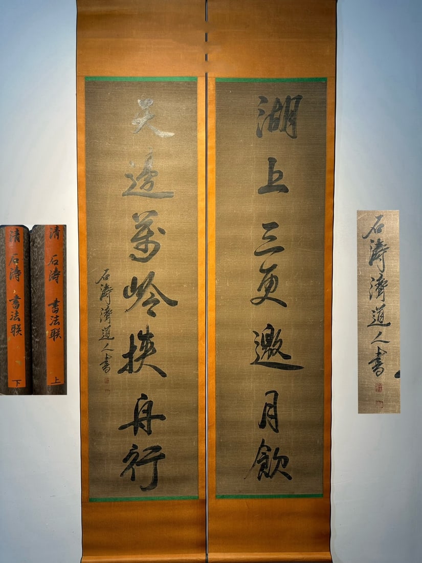 Chinese scroll painting Shi Tao: Size: Height 175 cm - Width 46 cm Materials: Silk and Paper Dynasty: Qing Dynasty Inscription: Shi Tao Object: Scroll A high-quality paper hand drawn calligraphy couplet by Shi Tao, a painter in the e