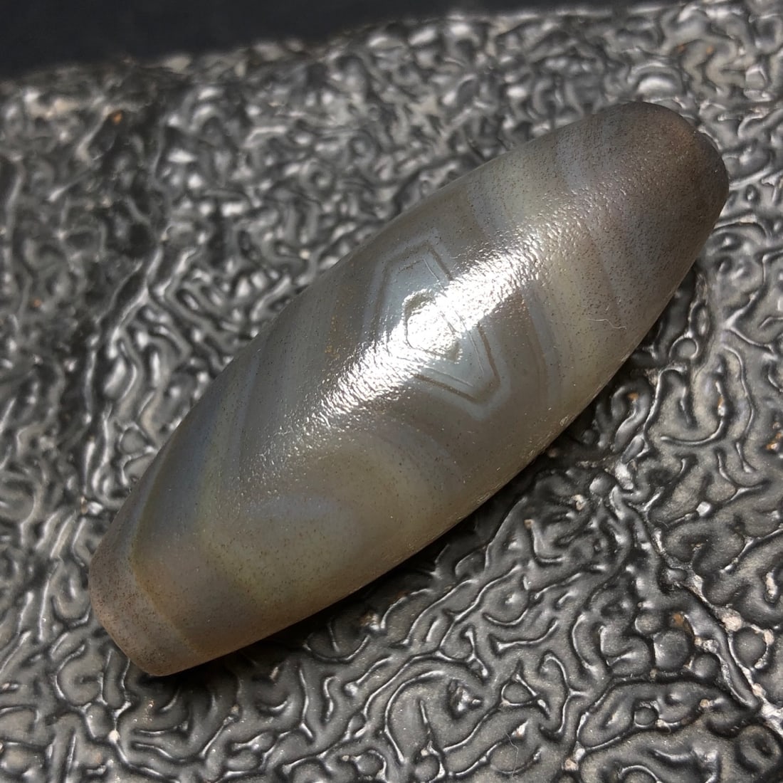 An Exquisite Chinese Natural Agate DZI Beads: Size: Width 4.9 cm - Height 1.8 cm Materials: Agate Dynasty: Qing dynasty Attribution: Qianlong Period Object: Dzi Beads