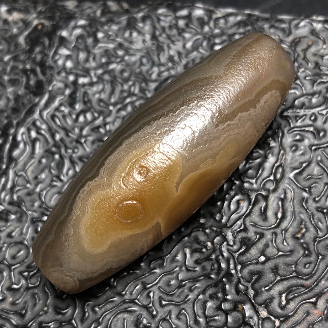 An Exquisite Chinese Natural Agate DZI Beads: Size: Width 4.8 cm - Height 1.7 cm Materials: Agate Dynasty: Qing dynasty Attribution: Qianlong Period Object: Dzi Beads