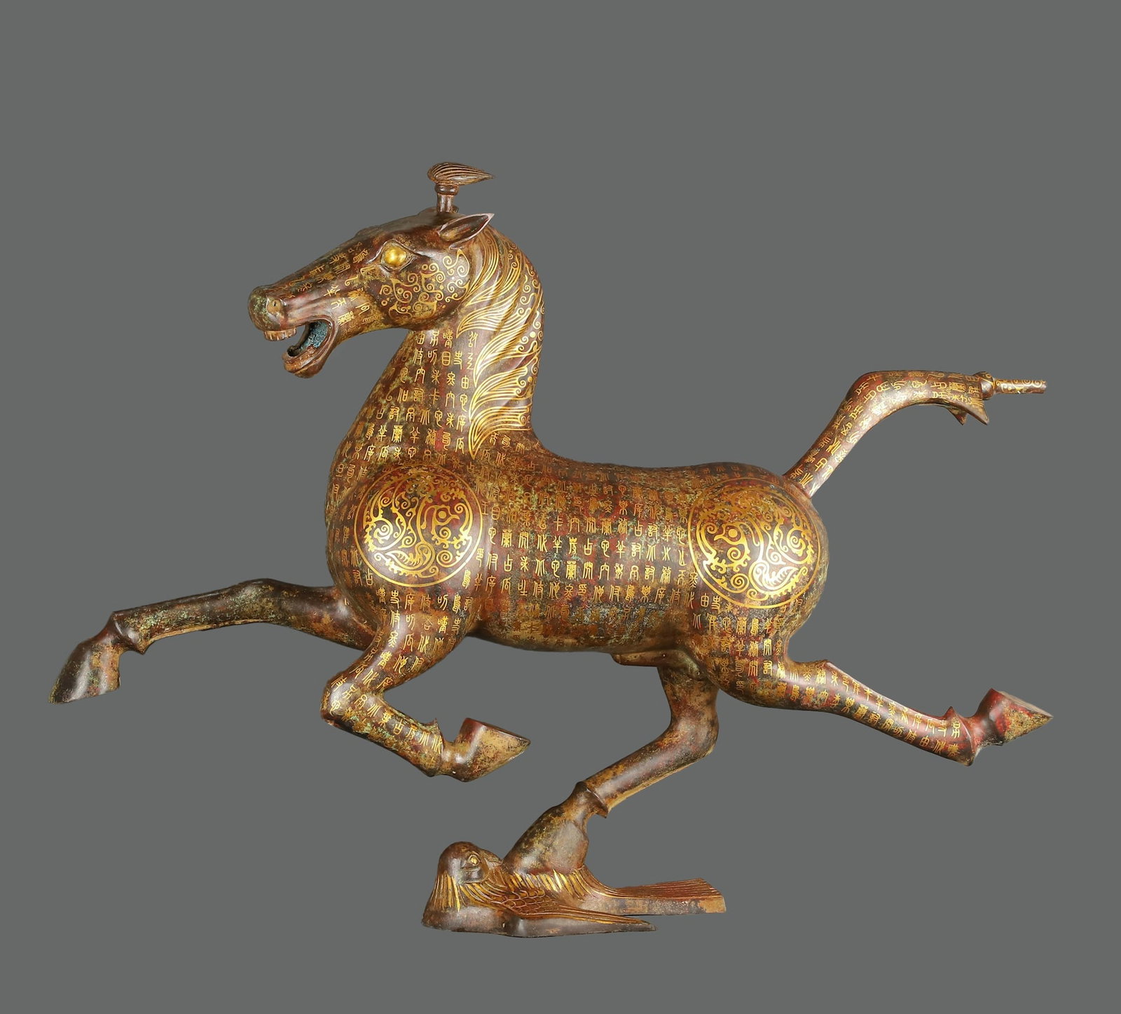An Exquisite Chinese Bronze and gold horses stepping on flying swallows: Size: Height 88 cm - Width 110 cm Materials: Bronze Dynasty: Han dynasty Attribution: 1st to 3rd-C Object: Bell