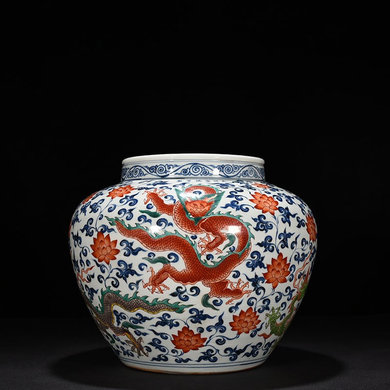 An Exquisite Chinese blue and white jar: Size: Height 28 cm - Widthh 33 cm Materials: Porcelain Dynasty: Ming Dynasty Attribution: Xuande Mark Object: jar