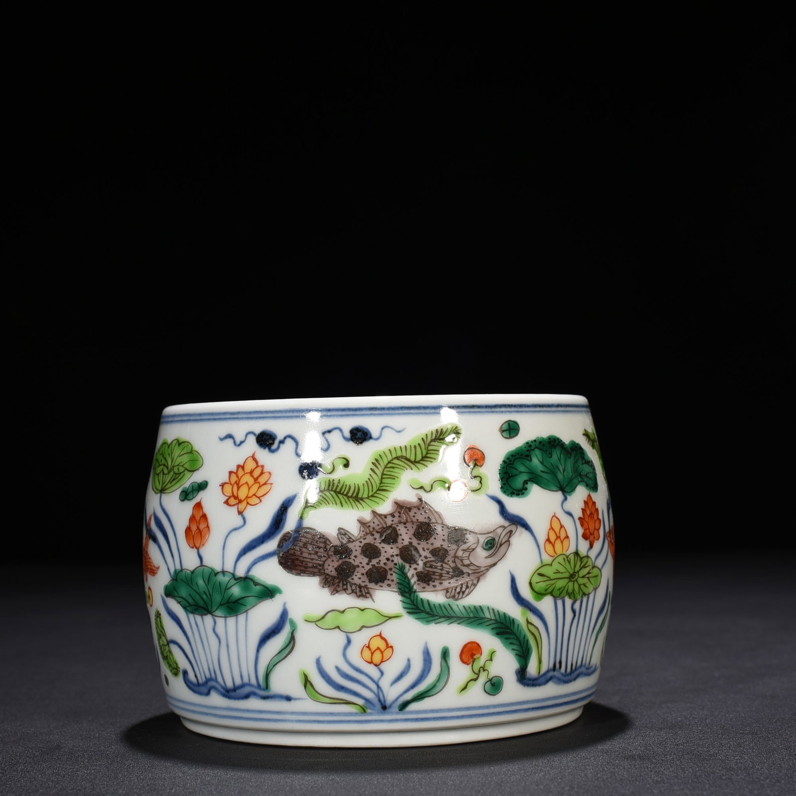 An Exquisite Chinese blue and white multi colored cricket jar: Size: Height 9.5 cm - Widthh 13 cm Materials: Porcelain Dynasty: Ming Dynasty Attribution: Xuande Mark Object: jar