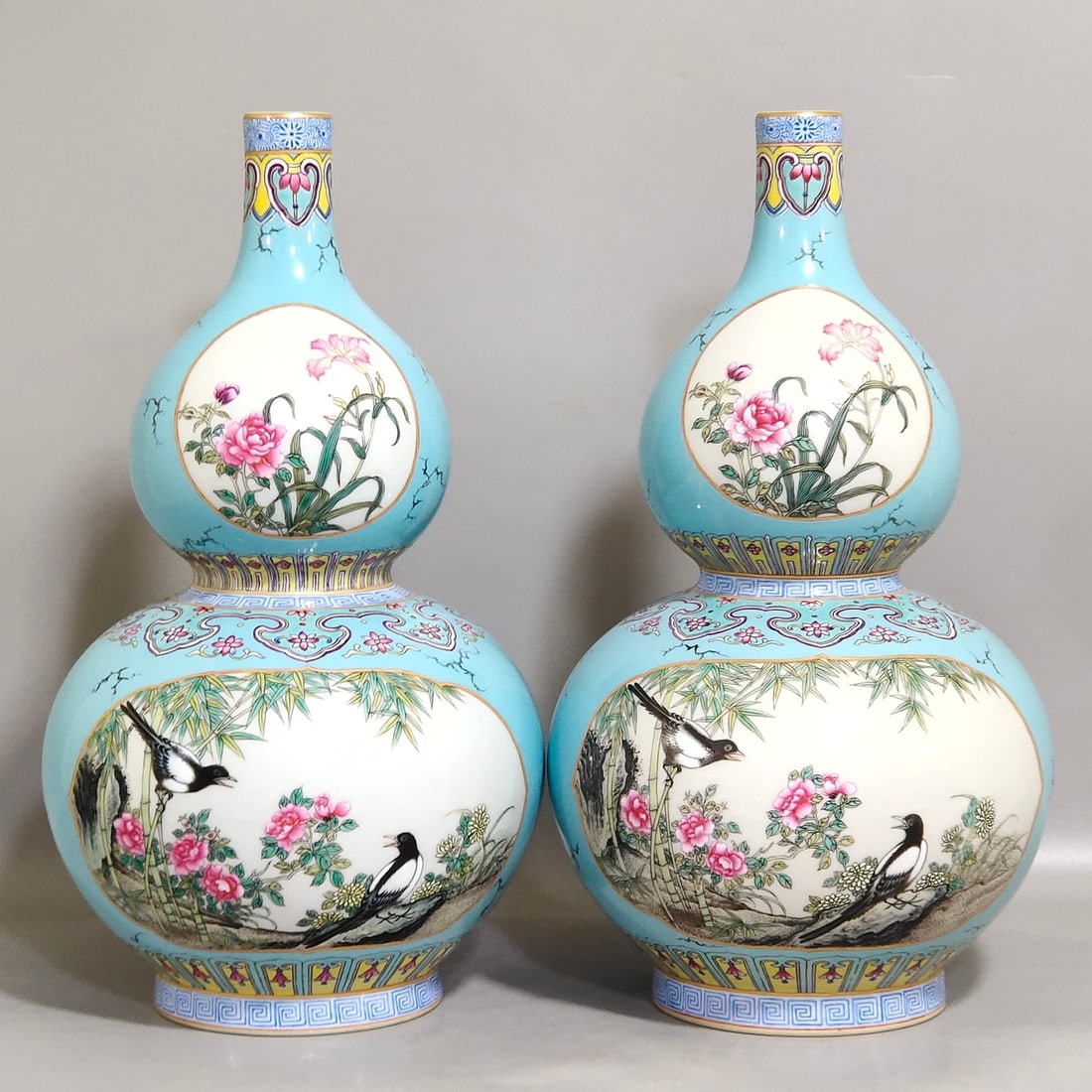 An Exquisite Chinese turquoise green window flowerAnd bird gourd vase: Size: Height 29 cm - Width 15 cm Materials: Porcelain Dynasty: Qing dynasty Inscription: Qianlong Mark Object: vase