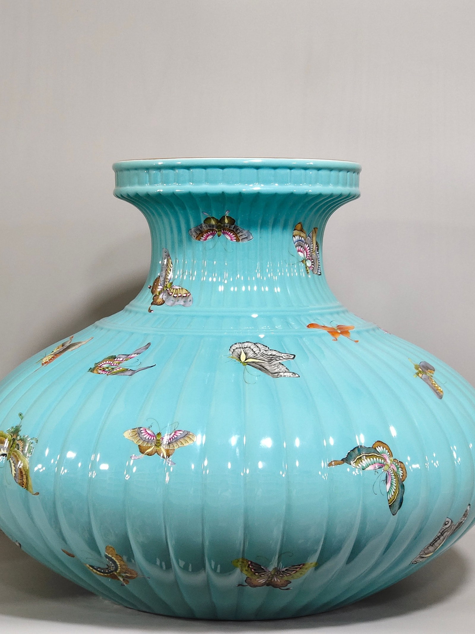An Exquisite Chinese turquoise green butterfly melon ribbed flat belly vase: Size: Width 44 cm - Height 38 cm Materials: Porcelain Dynasty: Qing dynasty Inscription: Qianlong Mark Object: vase