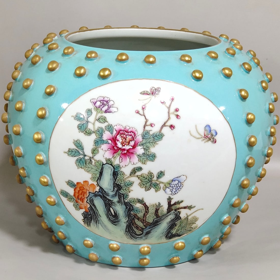 An Exquisite Chinese turquoise green drum nail window with floral wash: Size: Width 21.5 cm - Height 19 cm Materials: Porcelain Dynasty: Qing dynasty Inscription: Qianlong Mark Object: washer
