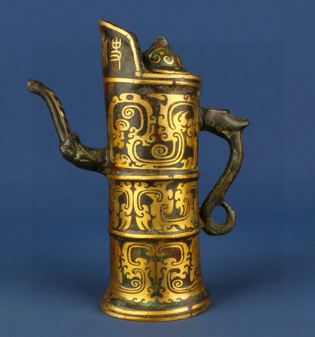 An Exquisite Chinese Bronze pot with gold and silver inscriptions: Size: Height 20 cm - Width 16 cm Materials: Bronze Dynasty: Han dynasty Attribution: 1st to 3rd-C Object: Bell