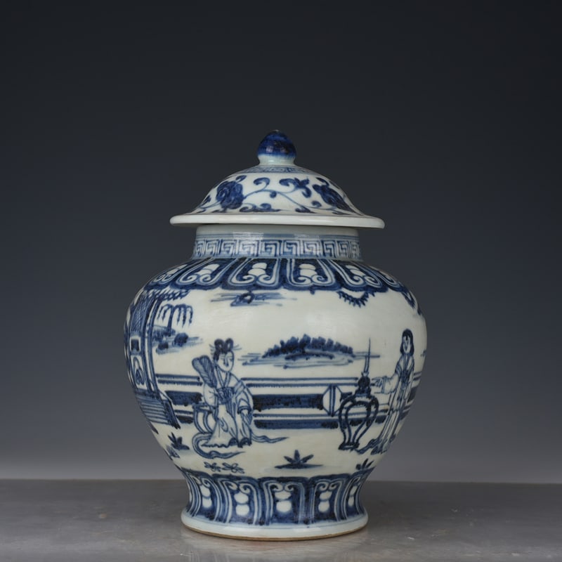 An Exquisite Chinese blue and white lid jar: Size: Height 25 cm - Widthh 17 cm Materials: Porcelain Dynasty: Ming Dynasty Attribution: Xuande Mark Object: jar