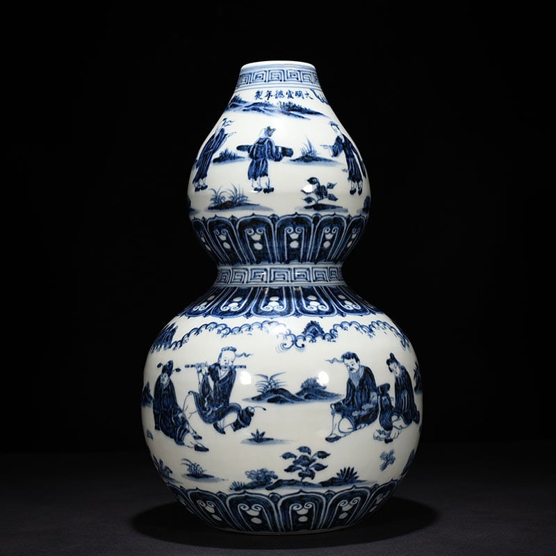 An Exquisite Chinese blue and white gourd vase: Size: Height 48 cm - Widthh 25 cm Materials: Porcelain Dynasty: Ming Dynasty Attribution: Xuande Mark Object: vase