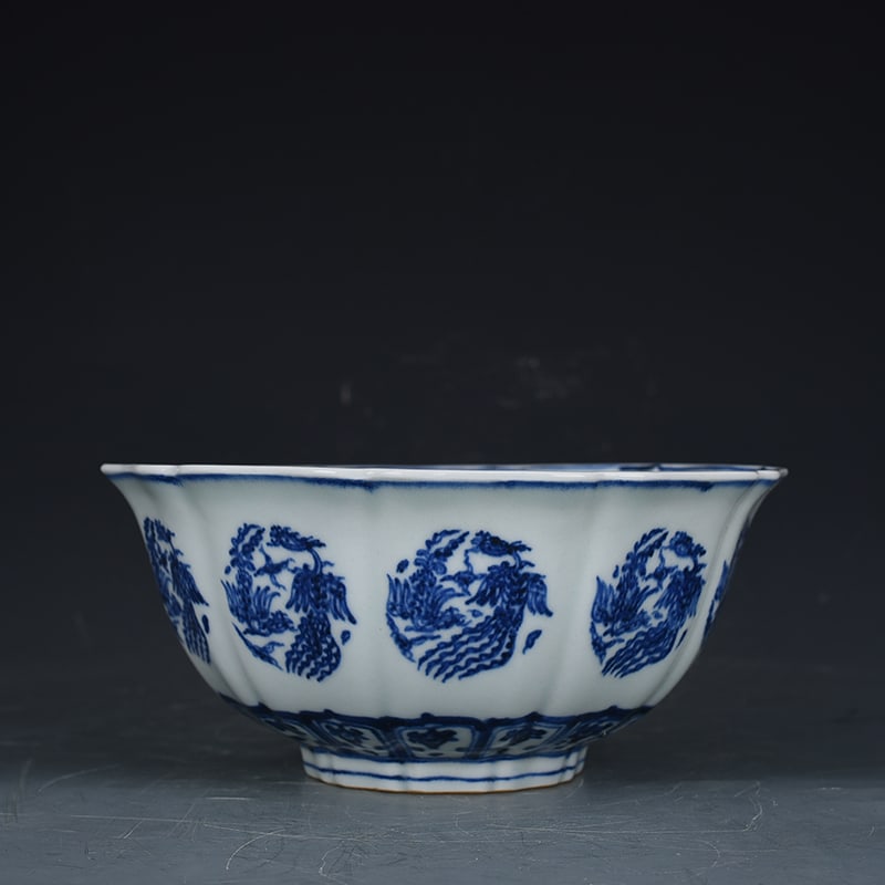 An Exquisite Chinese blue and white bowl: Size: Height 10.5 cm - Widthh 22.5 cm Materials: Porcelain Dynasty: Ming Dynasty Attribution: Xuande Mark Object: bowl