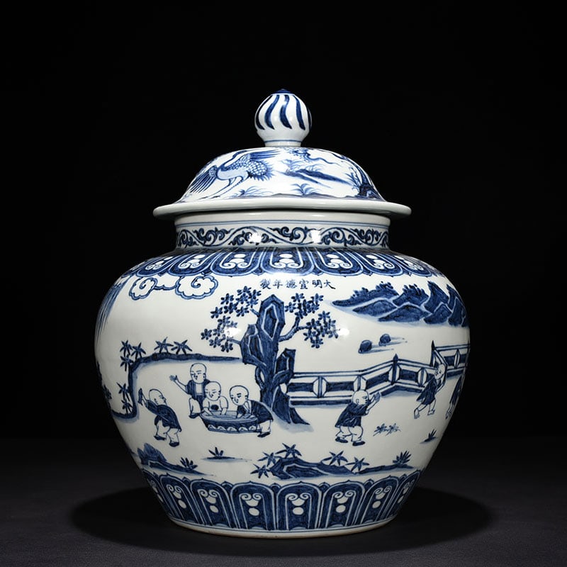 An Exquisite Chinese blue and white lid jar: Size: Height 40 cm - Widthh 34 cm Materials: Porcelain Dynasty: Ming Dynasty Attribution: Xuande Mark Object: jar