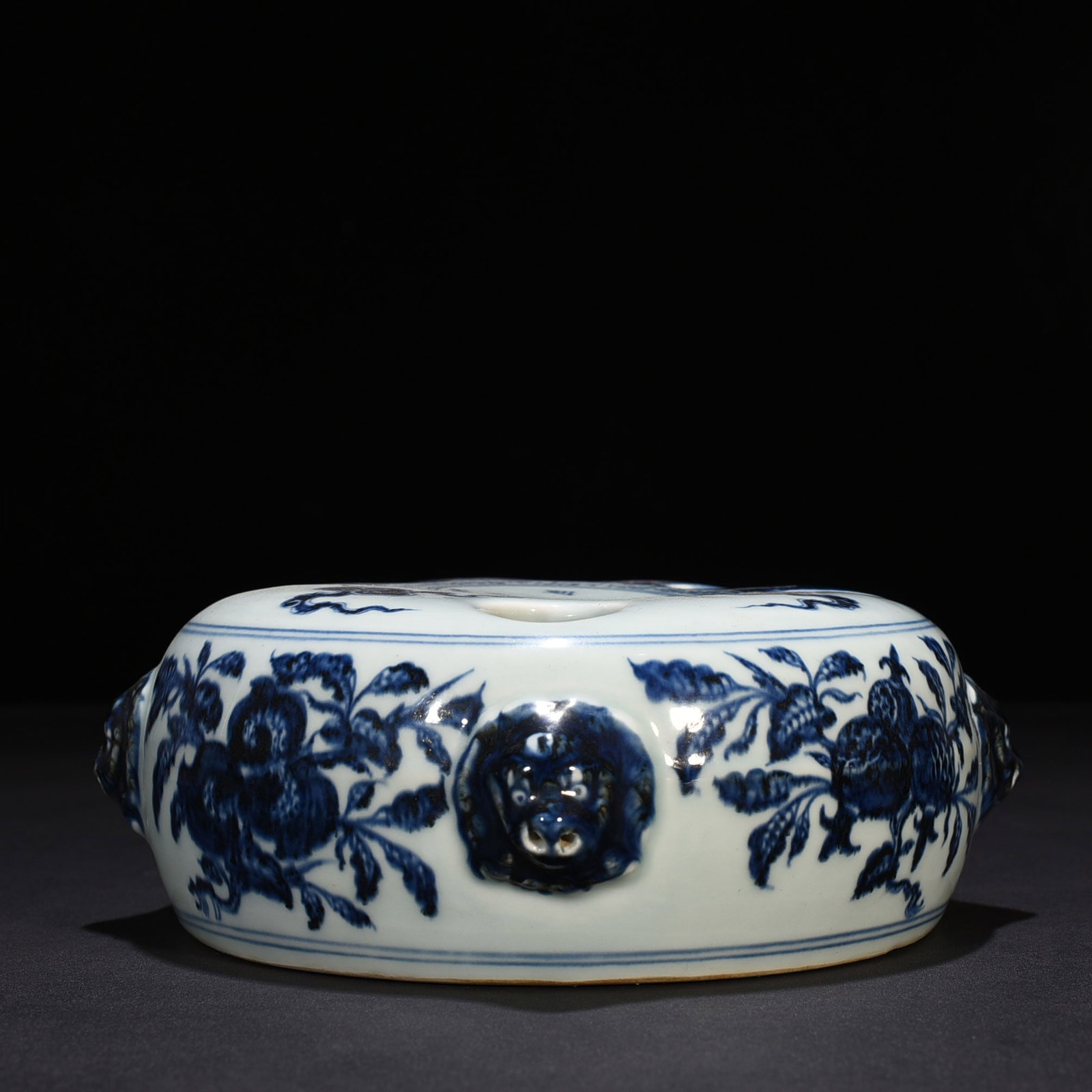 An Exquisite Chinese blue and white flower arrangement (1 of 6)