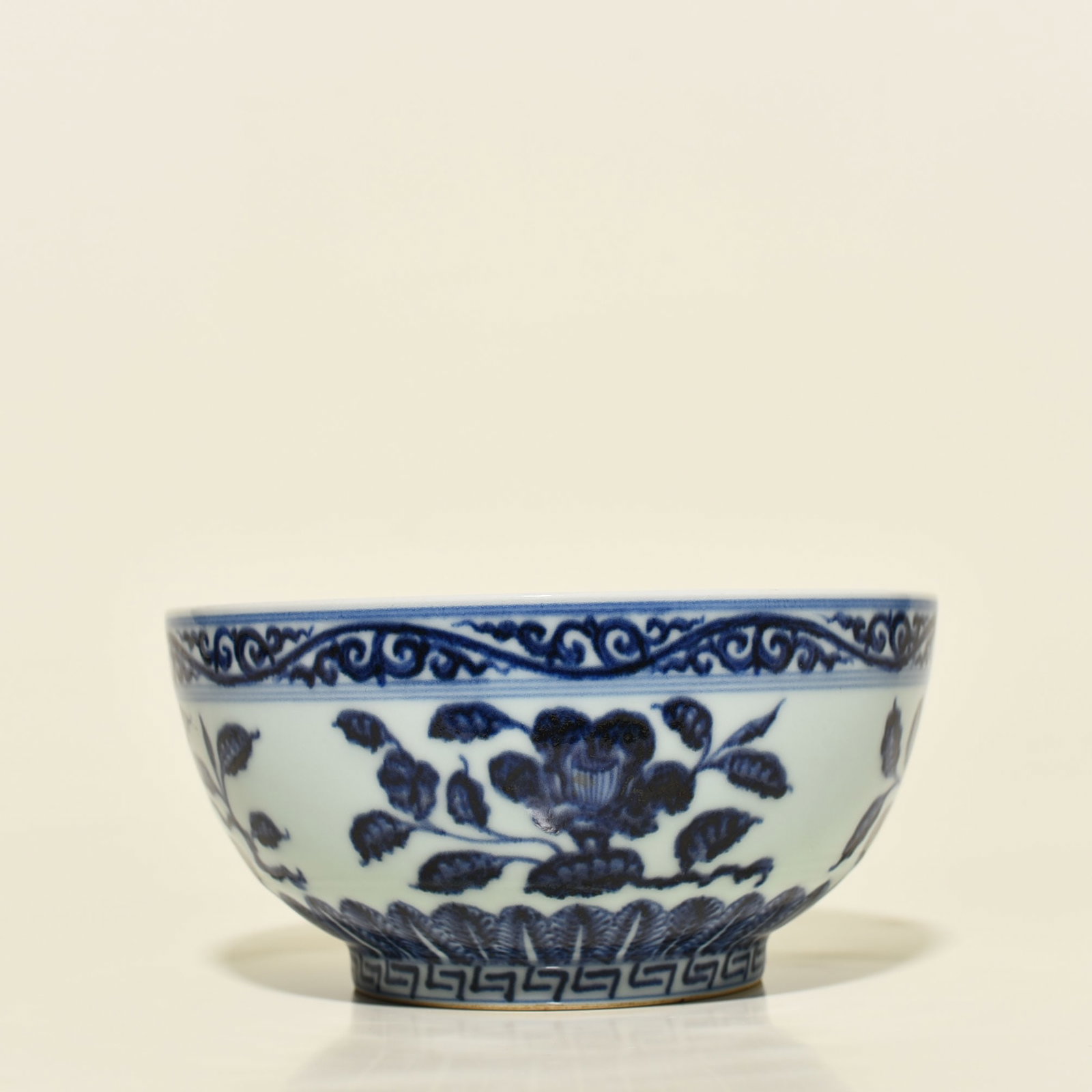 An Exquisite Chinese blue and white Arhat bowl (1 of 9)
