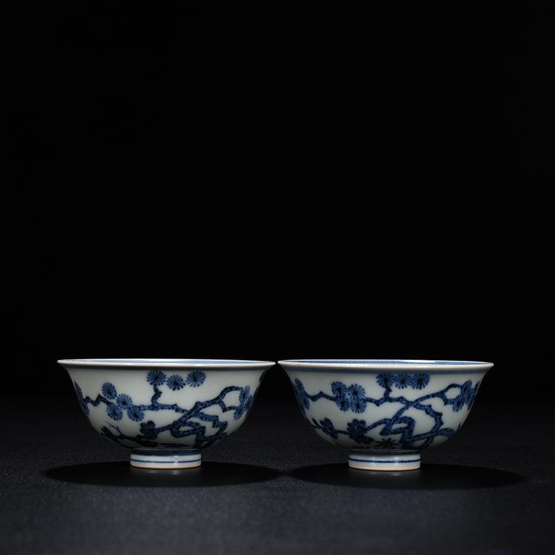 An Exquisite Chinese blueAnd white pine bambooAnd plum small bowl: Size: Height 4.5 cm - Widthh 9.5 cm Materials: Porcelain Dynasty: Ming dynasty Attribution: Xuande Object: bowl