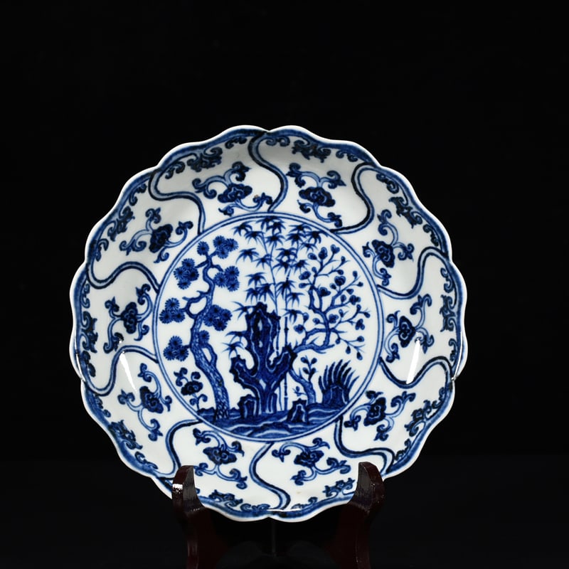 An Exquisite Chinese blueAnd white pine bambooAnd plum plate: Size: Height 4 cm - Widthh 20 cm Materials: Porcelain Dynasty: Ming dynasty Attribution: Xuande Object: plate