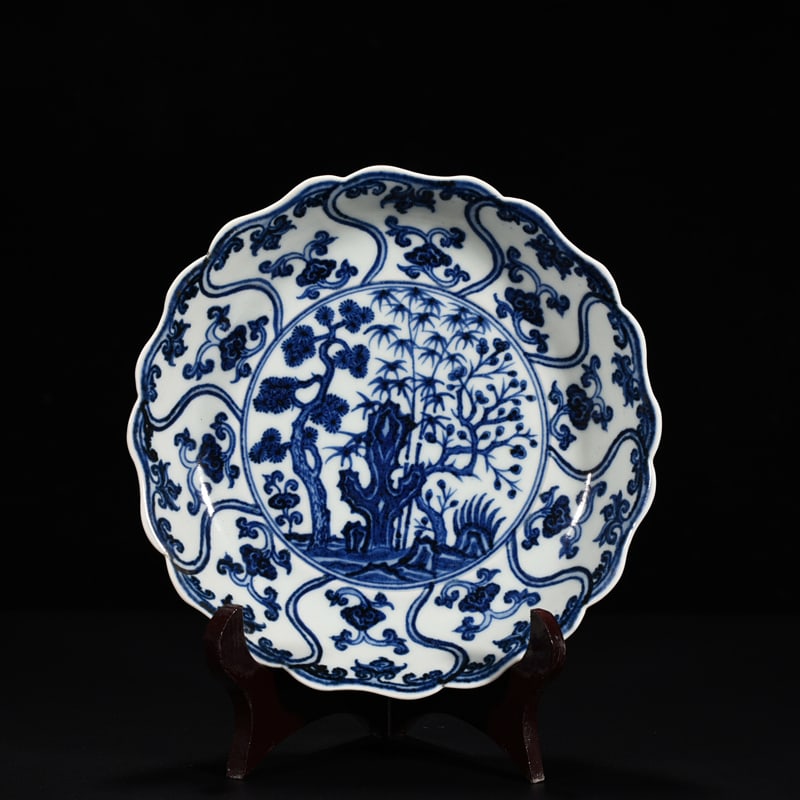 An Exquisite Chinese blueAnd white pine bambooAnd plum plate: Size: Height 4 cm - Widthh 20 cm Materials: Porcelain Dynasty: Ming dynasty Attribution: Xuande Object: plate