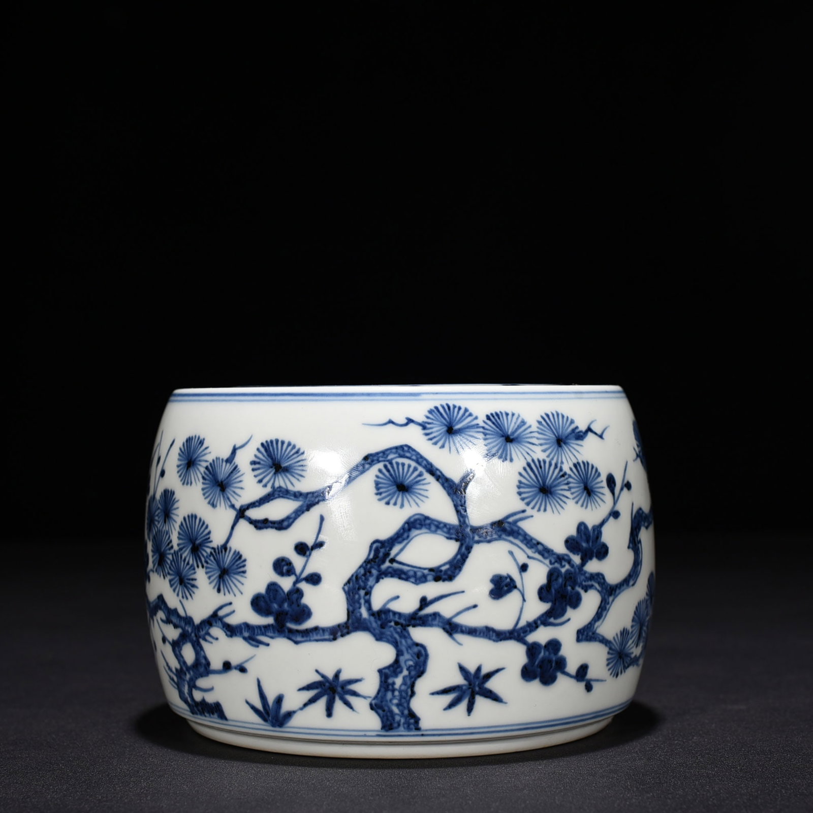 An Exquisite Chinese blueAnd white pine bambooAnd plum cricket jar: Size: Height 10 cm - Widthh 12 cm Materials: Porcelain Dynasty: Ming dynasty Attribution: Xuande Object: jar