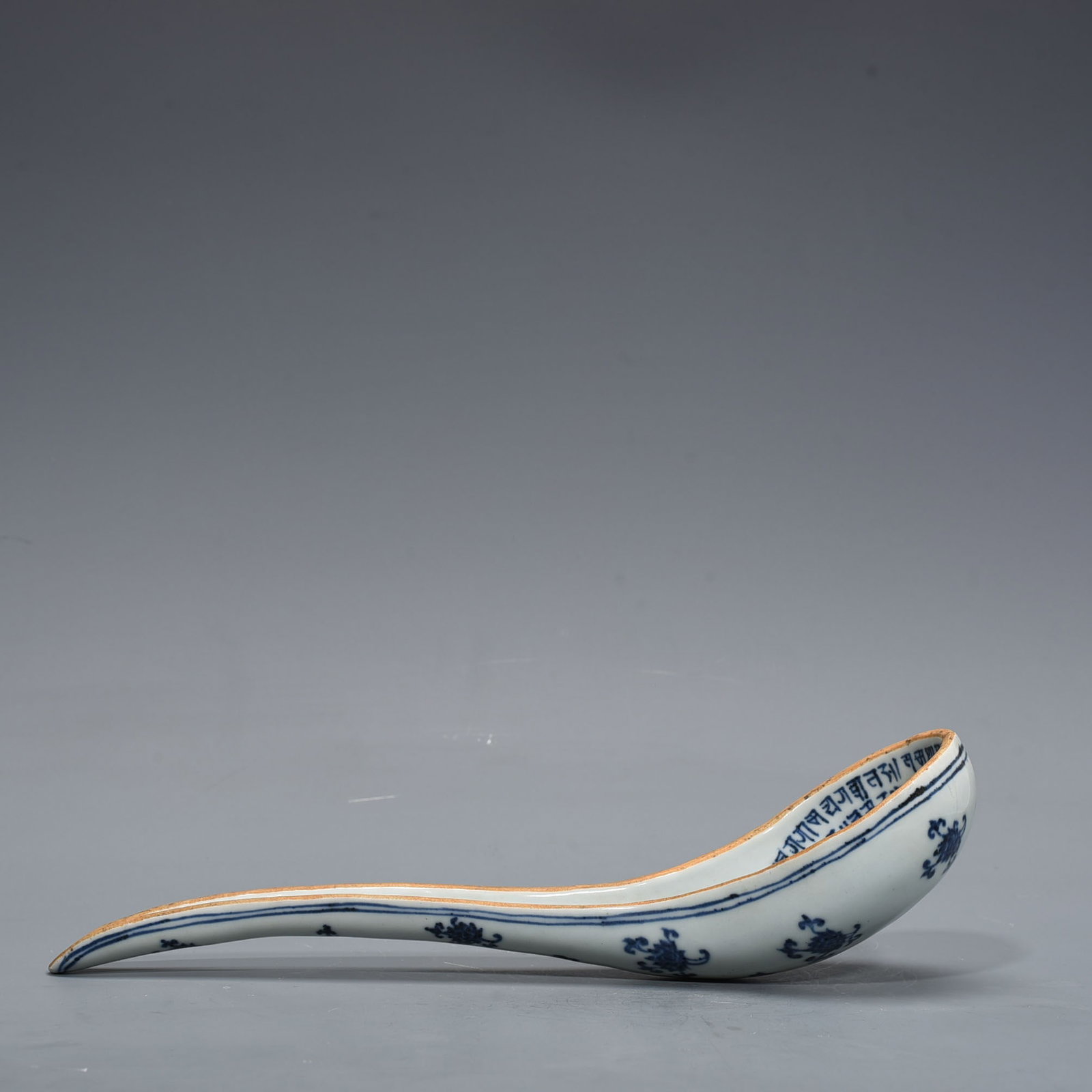 An Exquisite Chinese blueAnd white Sanskrit spoon: Size: Height 32 cm - Widthh 9 cm Materials: Porcelain Dynasty: Ming dynasty Attribution: Xuande Object: spoon