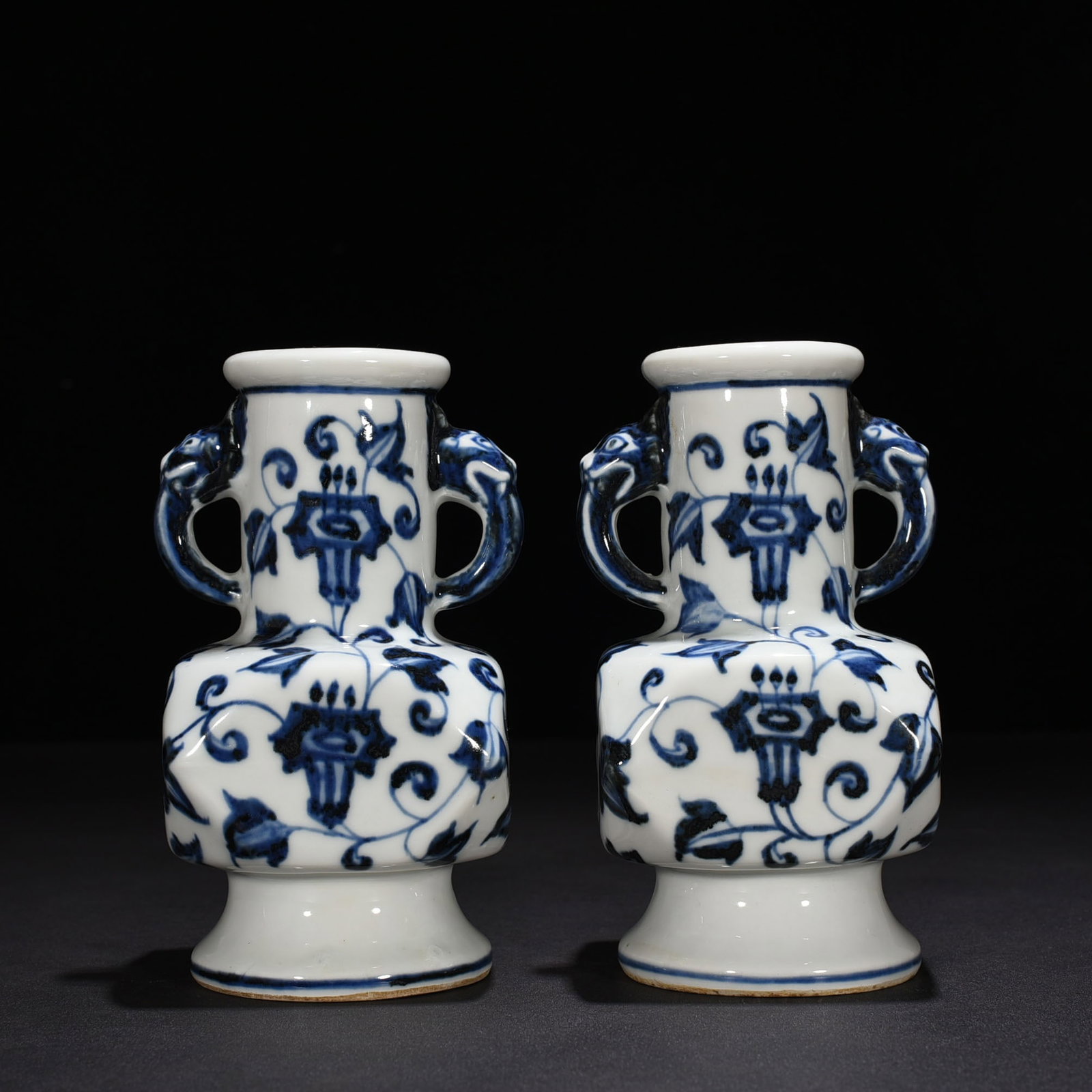 An Exquisite Chinese blueAnd white horn vase: Size: Height 16.5 cm - Widthh 8.5 cm Materials: Porcelain Dynasty: Ming dynasty Attribution: Xuande Object: vase