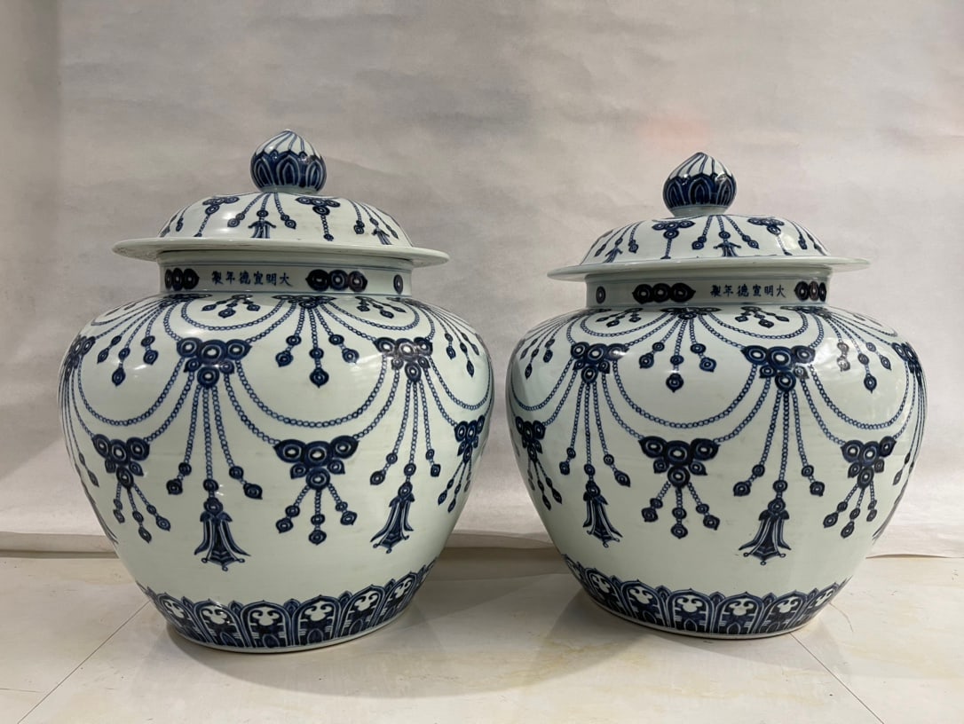 An Exquisite Chinese blueAnd white enamel pattern general jar: Size: Height 60 cm - Widthh 50 cm Materials: Porcelain Dynasty: Ming dynasty Attribution: Xuande Object: jar