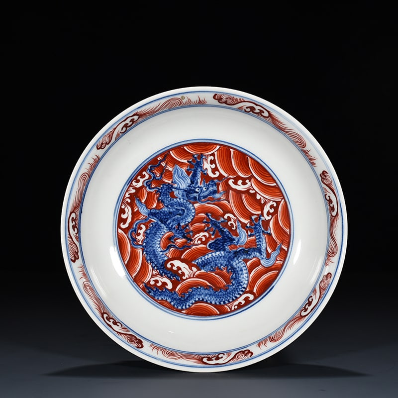 An Exquisite Chinese blueAnd white alum red plate: Size: Height 5 cm - Widthh 22 cm Materials: Porcelain Dynasty: Ming dynasty Attribution: Xuande Object: plate