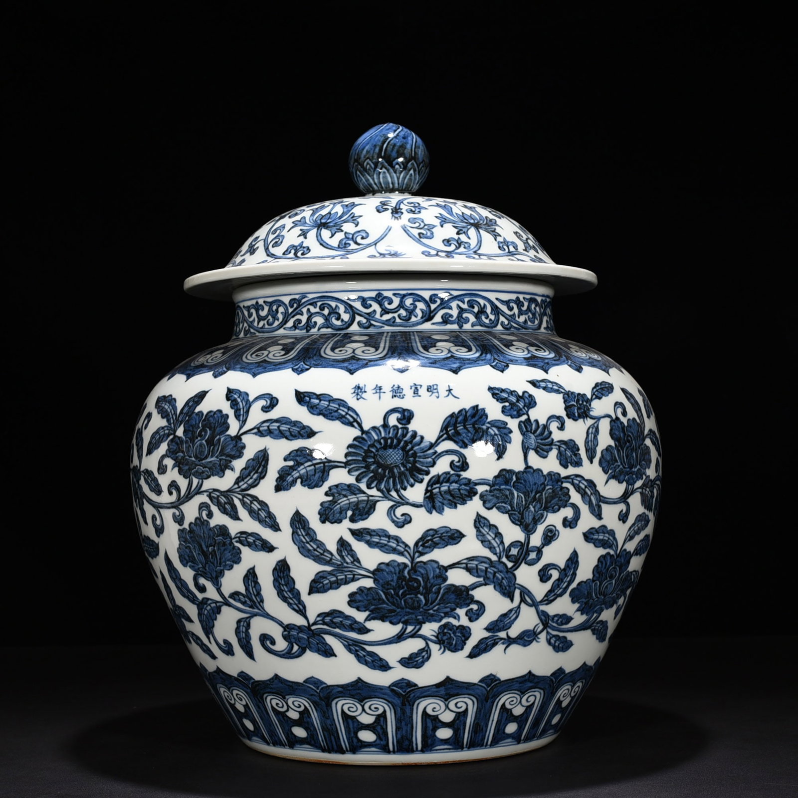 An Exquisite Chinese blueAnd white general jar: Size: Height 50 cm - Widthh 38 cm Materials: Porcelain Dynasty: Ming dynasty Attribution: Xuande Object: jar
