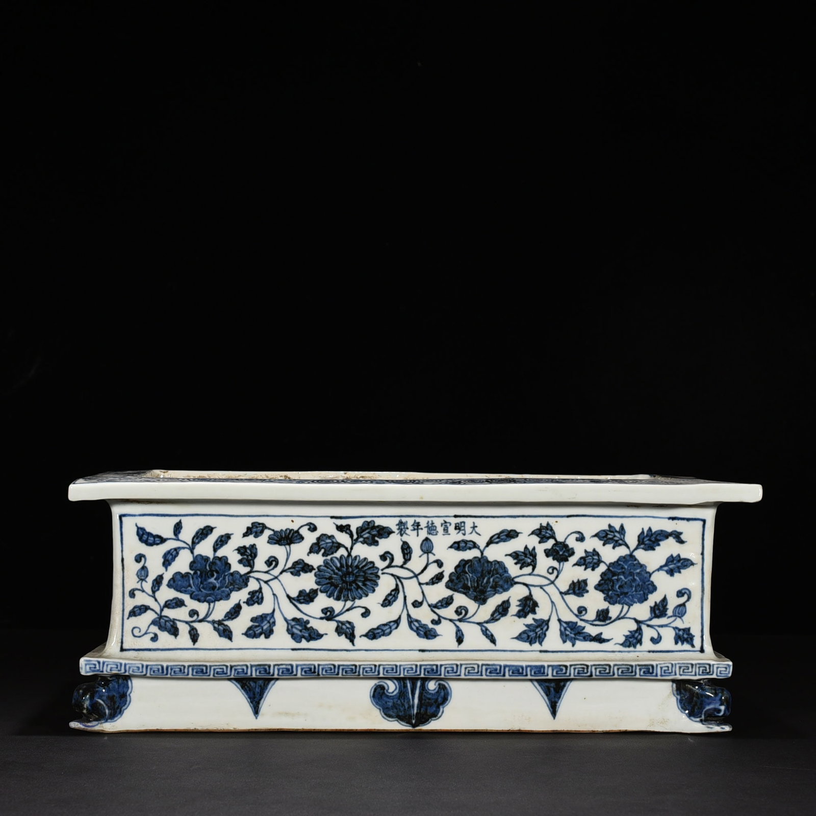 An Exquisite Chinese blueAnd white ink pool pen: Size: Height 18 cm - Widthh 47 cm Materials: Porcelain Dynasty: Ming dynasty Attribution: Xuande Object: ink pool