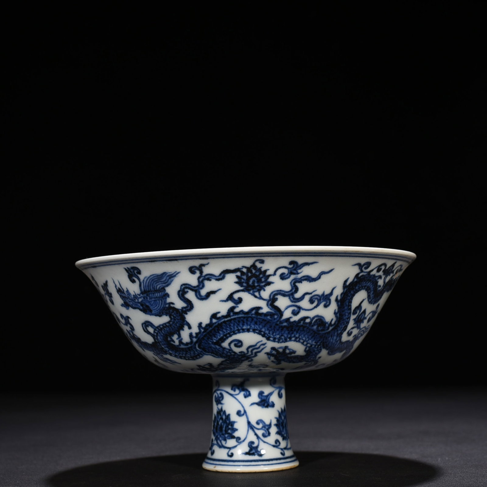 An Exquisite Chinese blueAnd white tall bowl: Size: Height 11 cm - Widthh 17 cm Materials: Porcelain Dynasty: Ming dynasty Attribution: Xuande Object: bowl